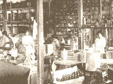 Mujeres trabajando en la Botica Francesa. Foto: Manuel Gómez Miralles