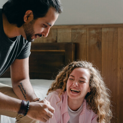 Casal feliz organiza a mudança na casa nova