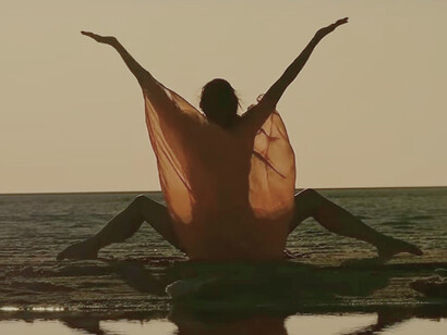 'Irregular', dirección de Fabrizio Catalano: Fátima Lazarte se refleja en las aguas del Salar de Uyuni, ubicado en los Andes al suroeste de Bolivia, es el salar más grande del mundo