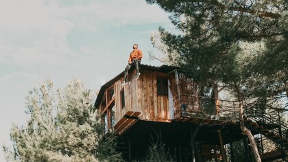 Casa sull'albero. Io e Chiara siamo amici da sempre. Siamo nati insieme, cresciuti insieme. Le prime parole, i primi passi, le prime cadute… tutto insieme; tutto nel giardino di quella che è sempre stata la mia casa. È lì che abbiamo costruito la nostra casa sull’albero