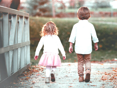 Niña y niño caminando