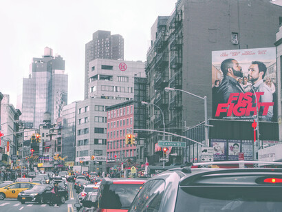 El storytelling verbal es esencial para crear conexiones emocionales entre las marcas y su audiencia, utilizando palabras para transmitir emociones y experiencias profundas