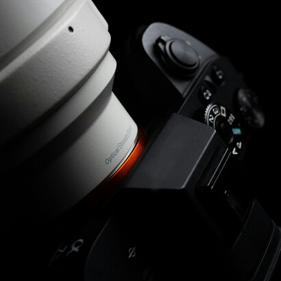 En el análisis fotográfico se enfatiza en cómo las decisiones del fotógrafo no son neutras, sino que guían emocional y narrativamente la percepción del espectador