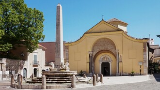 L'obelisco in piazza santa Sofia, alle spalle la chiesa di santa Sofia, Benevento, Italia