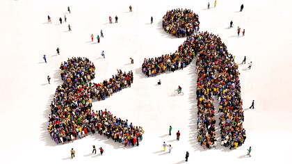 Grupo de personas forman dos figuras humanas ayudándose