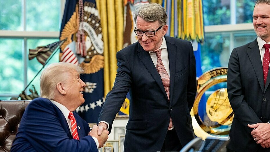 Le président Donald Trump avec l'ambassadeur britannique Peter Mandelson dans le bureau ovale