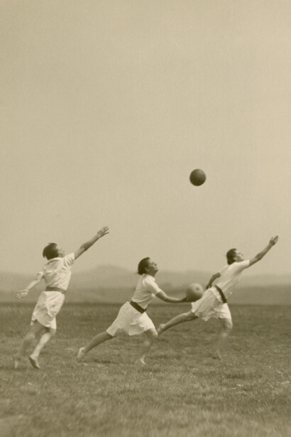 Loheland photo studio, Ball toss, around 1930. Courtesy of Bundeskunsthalle