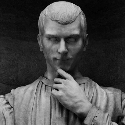 Estatua de Nicolás Maquiavelo, exterior de la Galería de los Uffizi, Italia