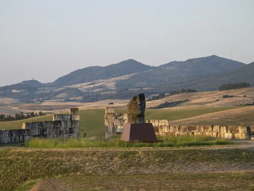 Igor Mitoraj, Tindaro screpolato, vista della mostra. Per gentile concessione della Galleria Contini Art