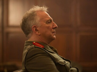 Alan Rickman en la película "Espías desde el cielo"