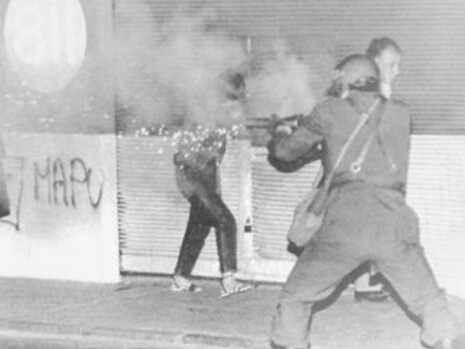 Soldado chileno dispara contra manifestantes durante la dictadura militar de Pinochet