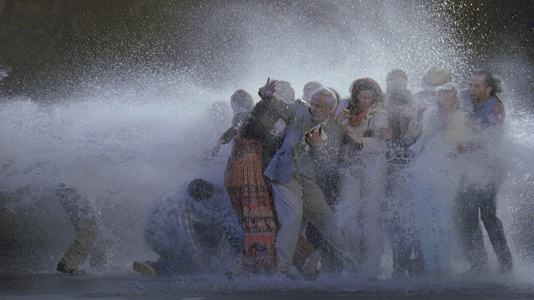 Bill Viola, La zattera, Maggio 2004, Installazione video-sonora, Proiezione a colori in alta definizione su parete in ambiente oscurato; suono
surround 5.1. 
