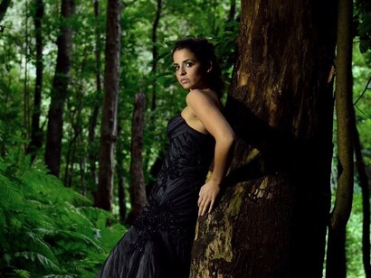 Una joven en el bosque