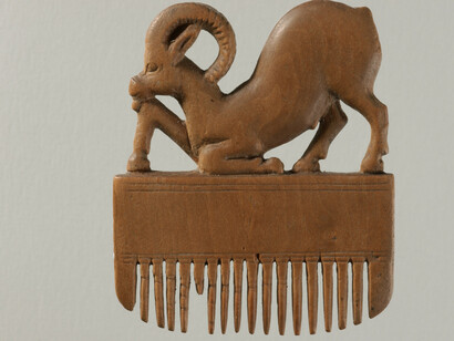 Peine: íbice con una rodilla en el suelo. Capra ibex nubiana.Madera. Imperio Nuevo, dinastía XVIII (c. 1550-1425 a. C.). © Musée du Louvre, dist. RMN-GP. Foto: Christian Décamps