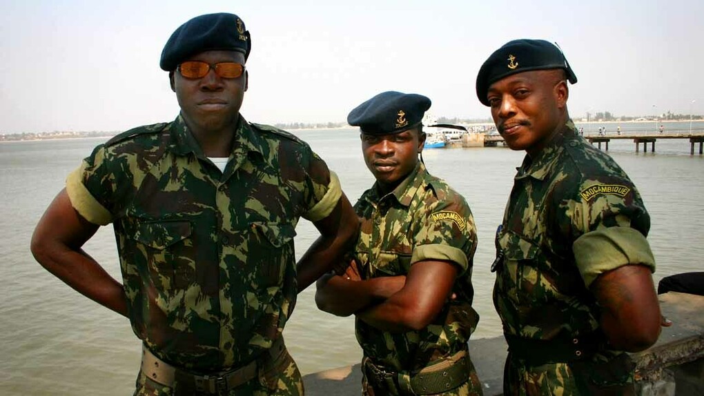 Militares de Moçambique. O partido legítimo vencedor foi-lhe negado o gosto da presidência pelo partido no poder que tentava mais uma vez renovar, e secularizar uma ditadura exploradora a custo de uma fraude tão visível e palpável. O enchimento das urnas e falsificação de Editais e adulteração de Actas foram as incidências destas eleições mais conflituosas de todos os tempos em Moçambique. A manipulação dos resultados eleitorais pelo partido no poder tornou-se uma prática costumeira em todos os processos eleitorais em Moçambique