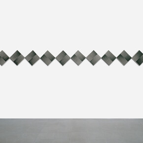 Mario Nigro, Dallo spazio totale 1954: serie di 12 rombi continui a progressioni ritmiche simultanee alternate opposte, 1965, Tempera su tavola, 12 elementi, 56,5x678 cm. Courtesy A arte Invernizzi, Milano