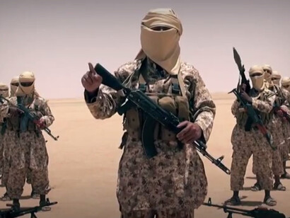 Miembros del estado islámico luciendo sus armas