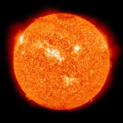 Imagen ultravioleta del Sol. Desde la superficie de la Tierra, la atmósfera modifica esa luz original y hace que el Sol se vea amarillento o anaranjado, especialmente al amanecer y al atardecer