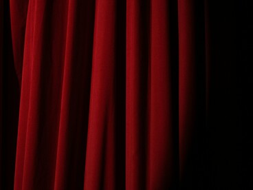 Meu primeiro contato com a arte de performar foi através da televisão, das novelas. Em 2008, quando eu tinha 7 anos, comecei a assistir A Favorita e fiquei encantado com o trabalho dos atores, com a dramaturgia, com os personagens. Aquilo despertou em mim uma vontade de fazer parte daquele universo. Minha família sempre gostou muito, então isso fazia parte do nosso cotidiano