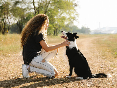 Una ragazza coccola il suo cane