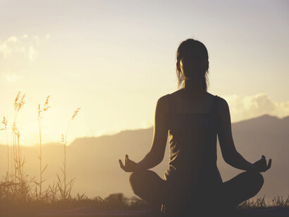 Mujer meditando en la naturaleza