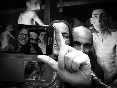 Shahak Shapira, Yolocaust. Ou comment le règne du selfie pour dire « J’étais là » prend le pas sur la conscience et le jugement historique


