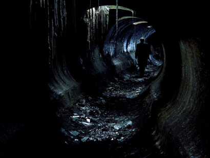Stalker di Andrej Tarkovskij, (1979). Lo Scrittore e il Professore si avventurano in questo territorio alla ricerca della Stanza, luogo che promette di realizzare i loro desideri più profondi