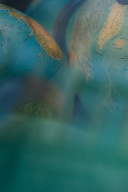 La NATO fornisce un quadro di difesa collettiva, mentre l’UE cerca di rafforzare la propria capacità di difesa, creando talvolta tensioni sulla sovranità delle decisioni militari  