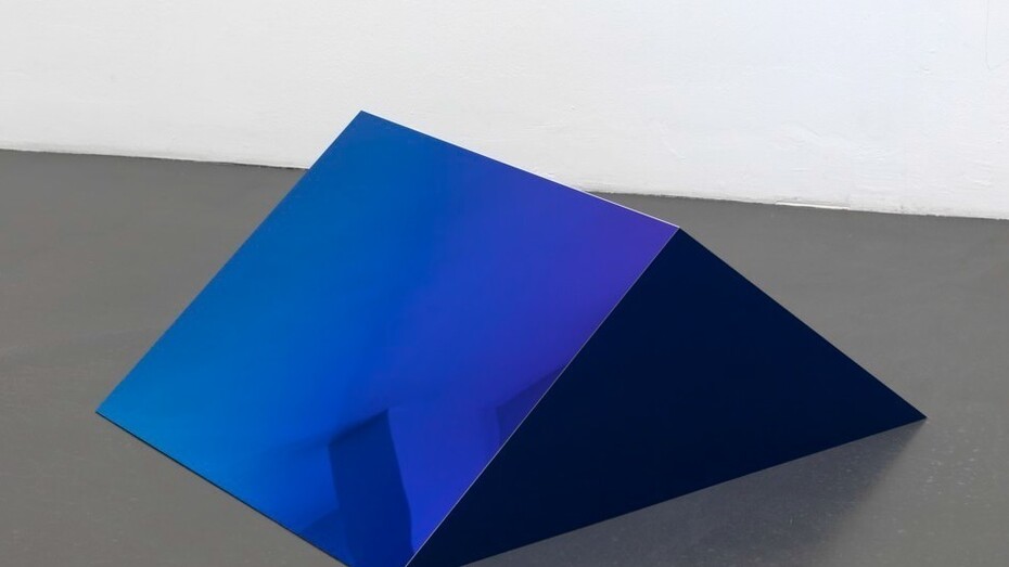 Claudia WieserUntitled, polished stainless steel on wood, 2014, photographer: Achim Kukulies, courtesy the artist(s) and Sies + Höke, Düsseldorf.