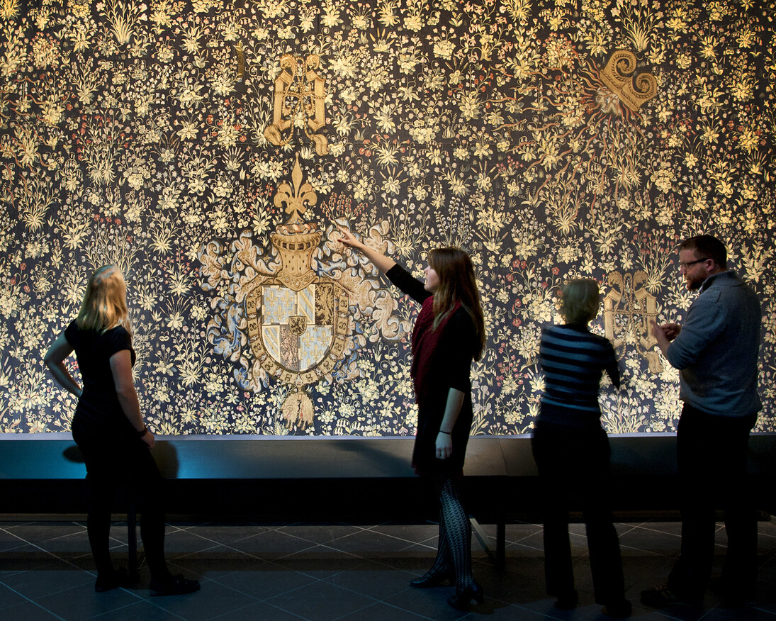 Looking at the Mille-fleur tapestry, which once belonged to Philip the Good (Brussels(?), ca 1466)
© Bernisches Historisches Museum, Bern. Photo Nadja Frey