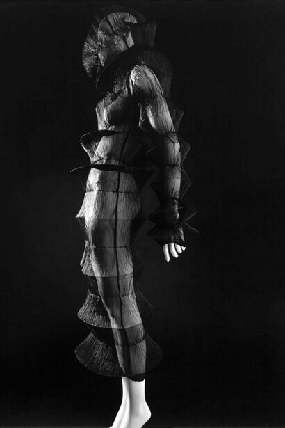 Un abito performativo di Issey Miyake