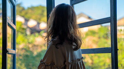 Sagoma di donna alla finestra. Alla fine, Carlo, non mi sono alzato quando avrei davvero dovuto, non ne ho avuto la forza, ora mi rimane solo l’azzurro del cielo a ricordarmi di te e gli alberi in primavera, che sbocciano orgogliosi e si lasciano accarezzare dal vento gentile ma che non si spezzano durante la tempesta invernale a ricordarmi di lei