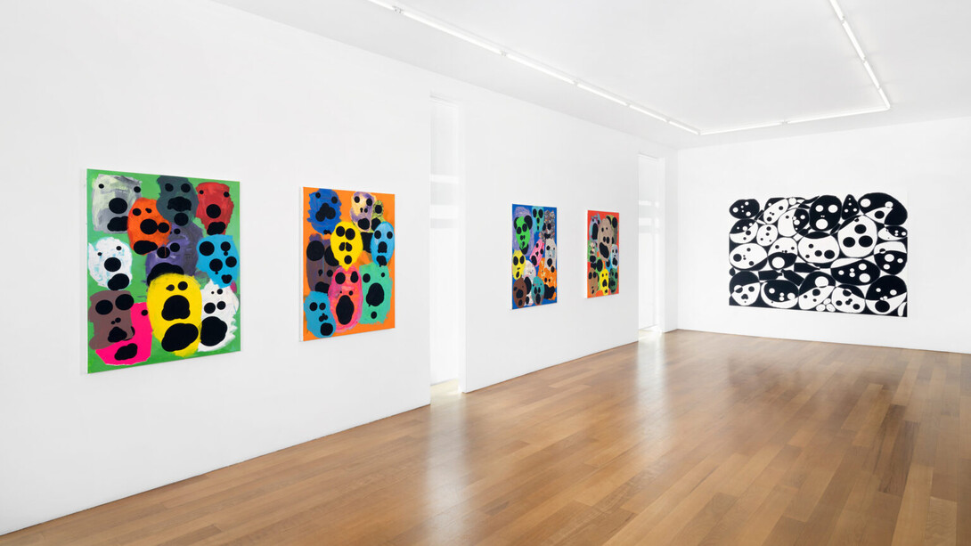 Mitja Tušek, Avec omega, pomme, haricot, cornichon, rien, bouteille, vue d'exposition. Avec l'aimable autorisation de Xippas