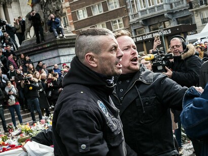 Manifestantes neonazistas em Bruxelas