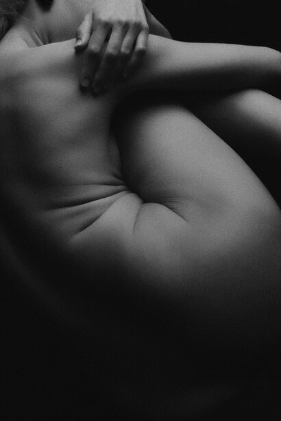 Ese cuerpo que las contiene —el de una mujer que ya no recuerda su nombre sin esfuerzo— tiembla desde adentro