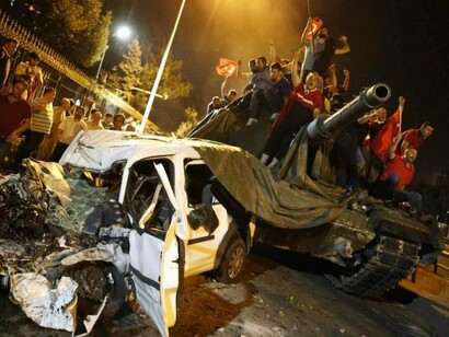La población se sube a los tanques del ejército turco