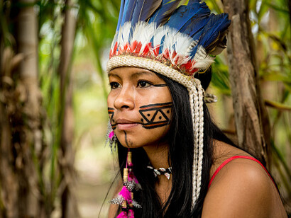 Mulher indígena do povo Tupi-Guarani em aldeia no Brasil