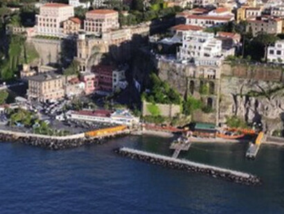 Nápoles recibió a Neruda con su desorden luminoso, con su pueblo que habla como canta. Nápoles, Italia