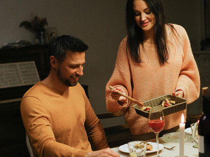Cocinar de más, comprar por temor a que falte y exhibir mesas desbordadas expresa tanto hospitalidad como una dificultad para reconocer los límites