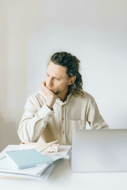 Hombre cansado por su trabajo. La actual sociedad del rendimiento produce depresivos y fracasados