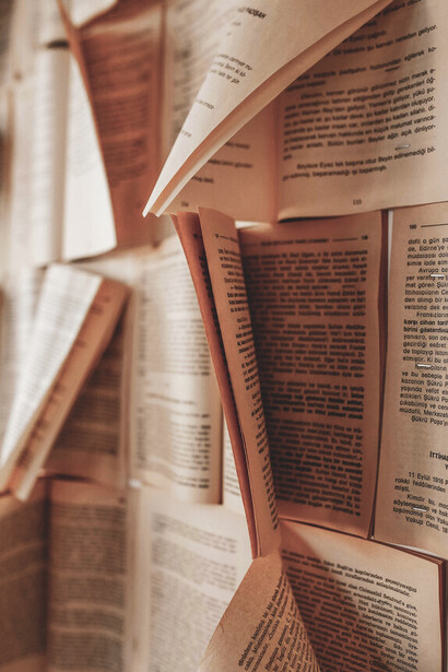 A diferencia de ciertas posturas relativistas, la filosofía aspira a principios que trascienden contextos particulares y guían la acción ética