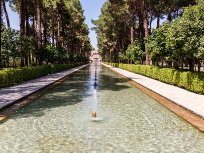 Questi giardini combinano spazi ombreggiati, alberi da frutto e fiori profumati, offrendo rifugio dalla calura e un'esperienza multisensoriale. Giardino Dolat Abad o Bagh-e Dolat Abad, Yazd, Iran