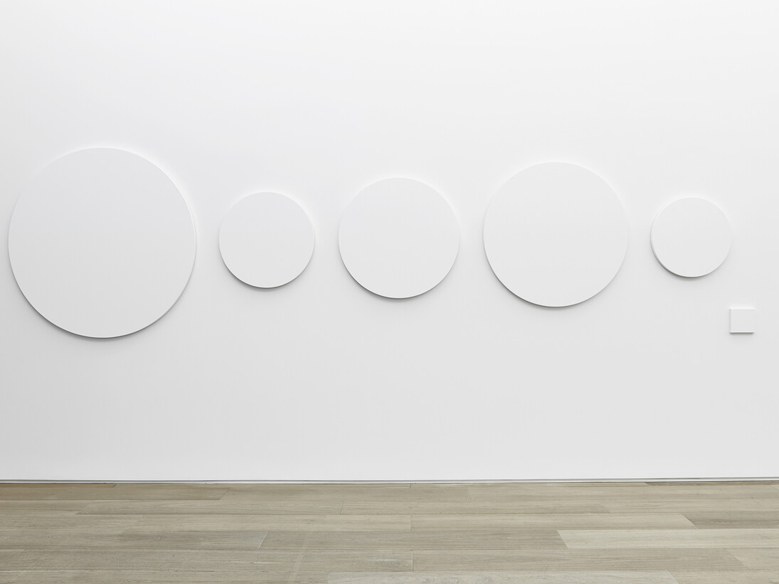View of the exhibition Claude Rutault, Galerie Perrotin, New York, November 20, 2014 – January 3, 2015. “charity begins with others”, 2014, paint on canvas, variable dimensions according to the actualization (actualization at Galerie Perrotin: 461 x 122 cm / 181½ x 47¼ in.). Photo: Yachin Parham, Courtesy Galerie Perrotin