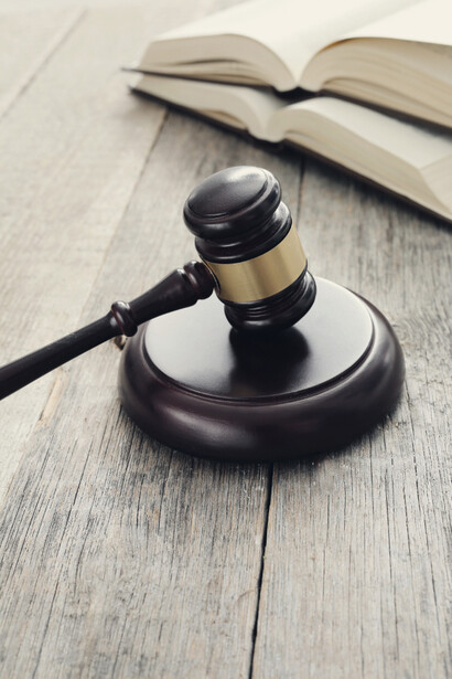 Mallete, símbolo de la autoridad judicial, reposa tras dictar un fallo