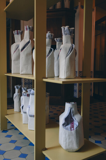 Divers artistes, Comme sur du velours, vue d'exposition. Avec l'aimable autorisation du Musée Horta