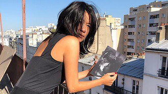 Jeune femme souriante. Elle lui sourit, le cœur du jeune homme chavire, une source de chaleur parcourt son corps, il y avait si longtemps que personne ne lui souriait © Kim Chi Pho