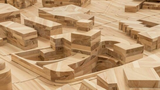 Ai Weiwei, Ordos 100 Model, 2011, bois de pin, vidéo, 80 x 1511 x 1357.3 cm, 1h 0m 57s
Présenté avec textes et images de 100 architectes, Courtesy Galleria Continua, San Gimignano/Beijing/Le Moulin, Photo by Oak Taylor-Smith