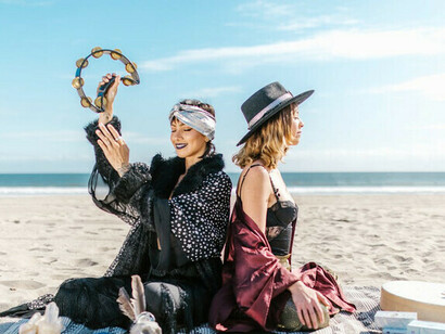 Con el telón de fondo de las olas rompiendo, estas mujeres canalizan la energía universal, encarnando una profunda comprensión de la interconexión de toda la vida