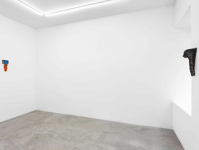 Enzo Cucchi. Gli esperti, exhibition view. Courtesy of Galeria Madragoa