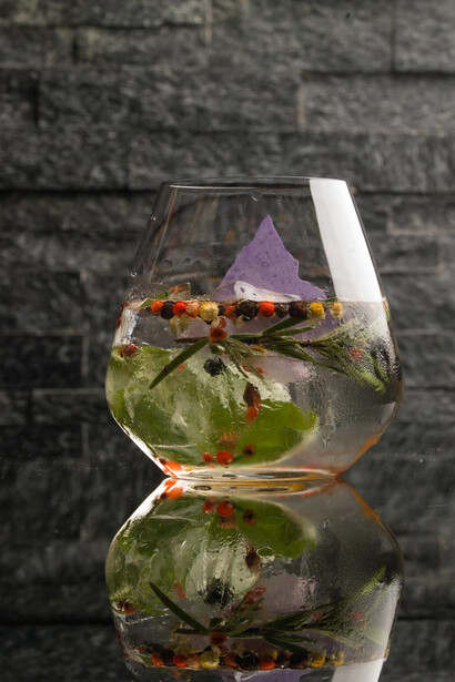 Vodka, tonica all'essenza di violetta, fiori di camomilla, pepe nero, pepe rosa, rosmarino, basilico, cialda di patata viola. Ph Stefano Mileto